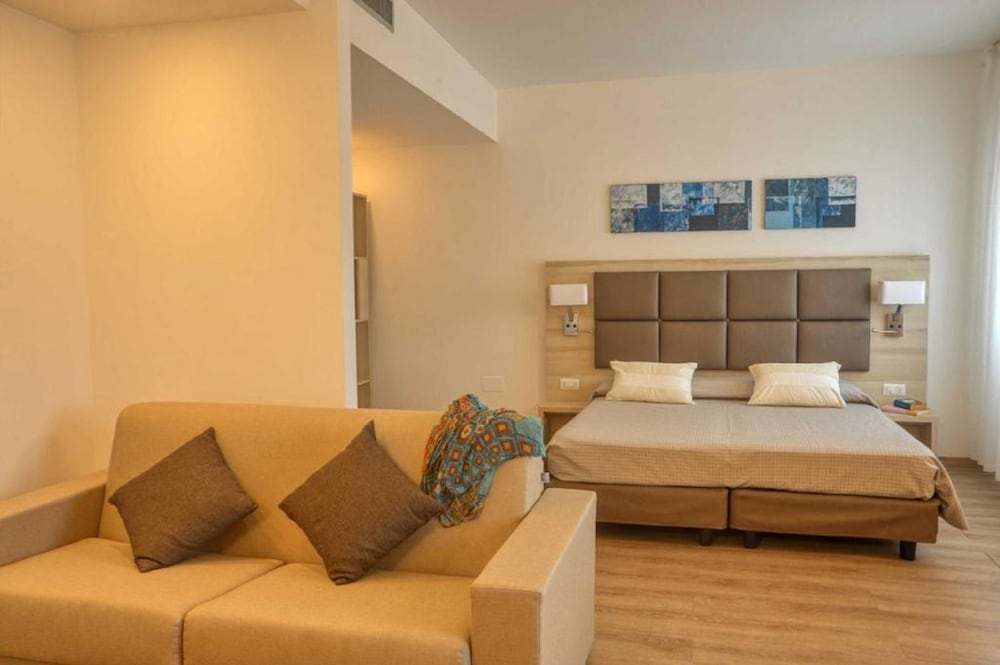 Hotel Albania 36/73
