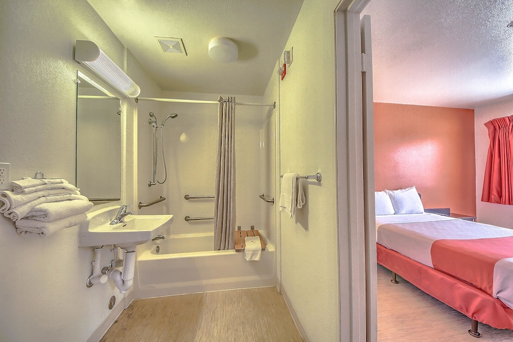 Motel6 San Antonio, TX - Six Flags Fiesta TX/La Cantera Area 43/44