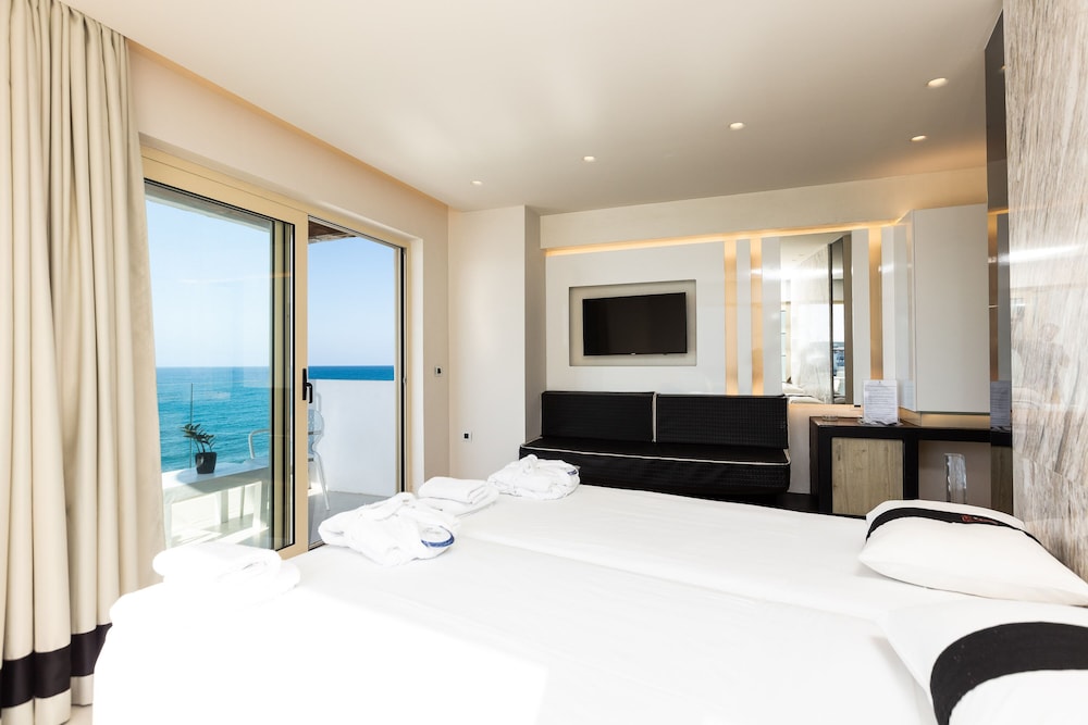 جناح جونيور بسرير مزدوج بإطلالة جزئية على البحر مع أريكة، Kahlua Sea View Suites 4/10
