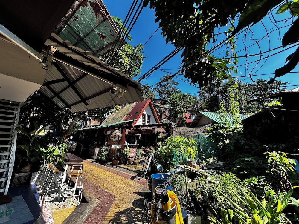 Coco's Guesthouse 58/66