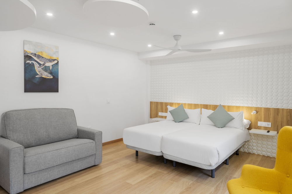 Superior, Twin Beds, Pool Access