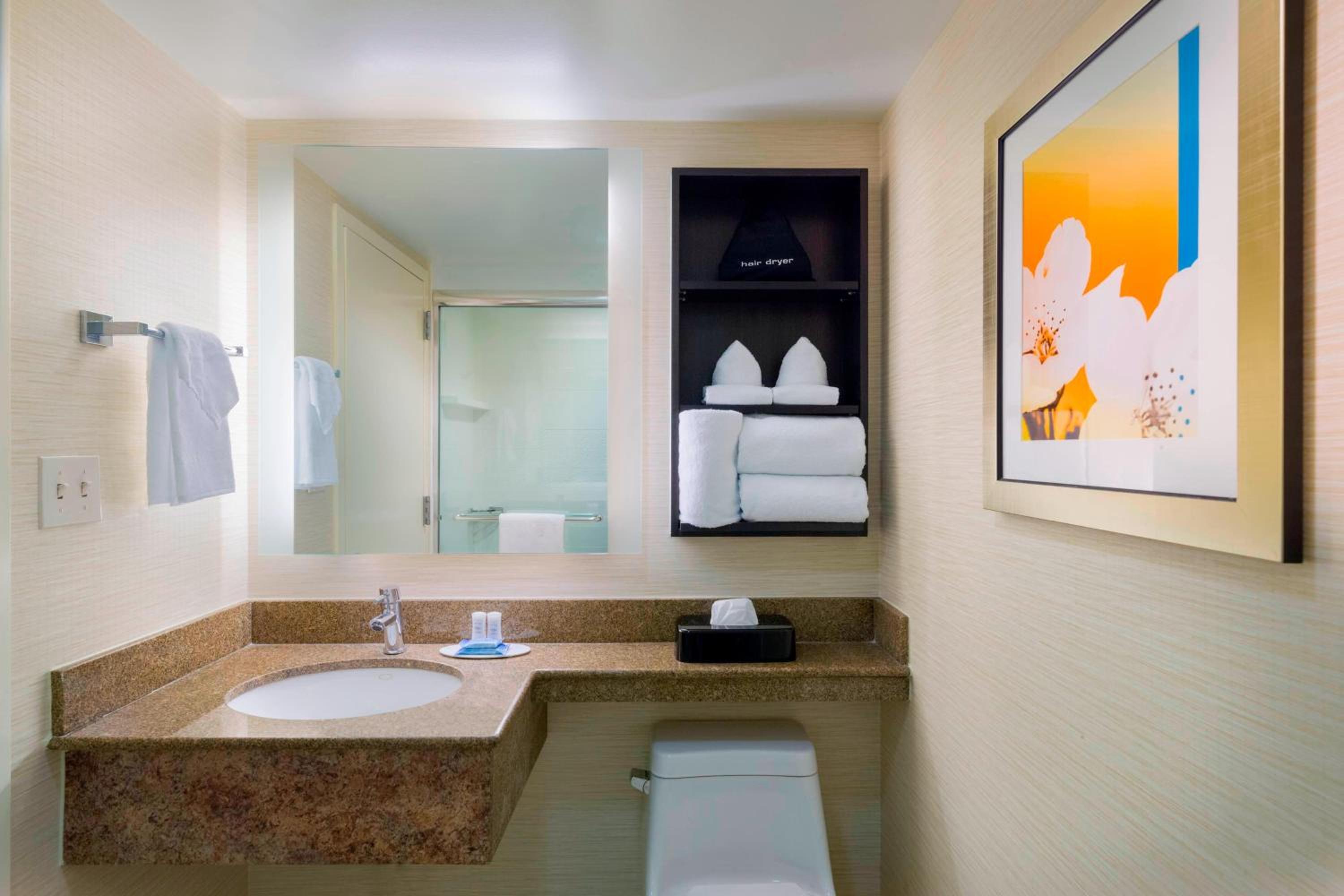 غرفة بسرير كينج بحوض استحمام لذوي الإعاقة، Fairfield Inn Suites By Marriott Paramus 5/8