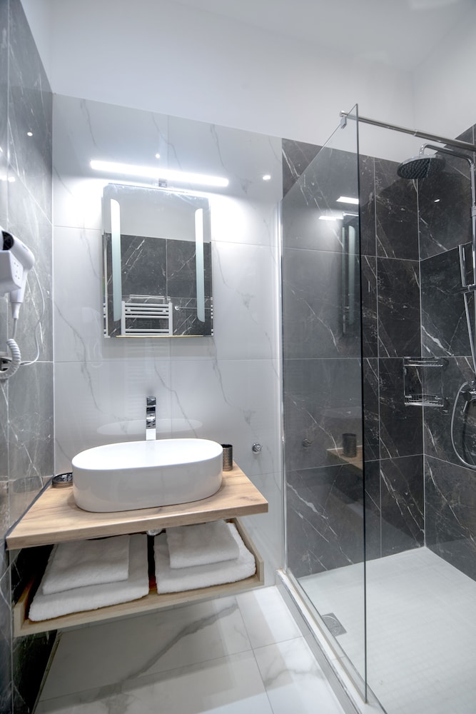 Plaka Arch Suites 39/41