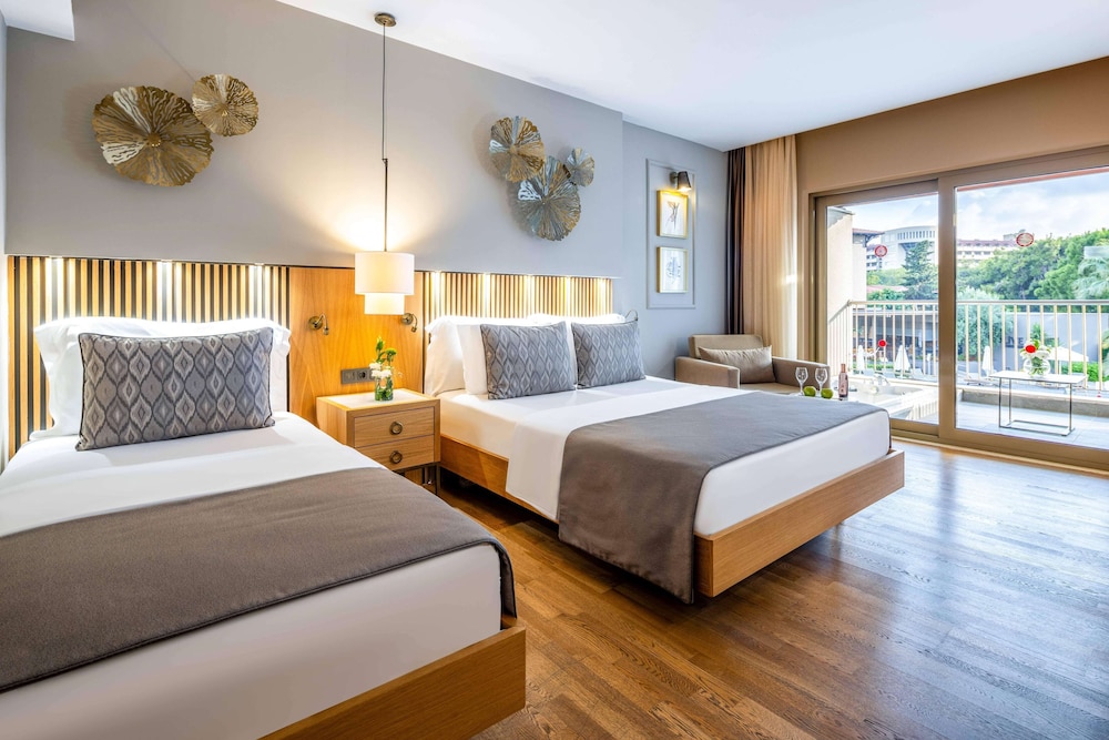 DELUXE ROOM JACUZZI ON BALCONY