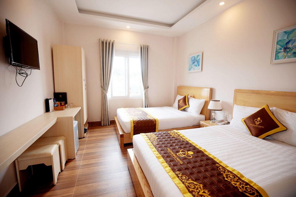 Golden Bee Hotel 8/59