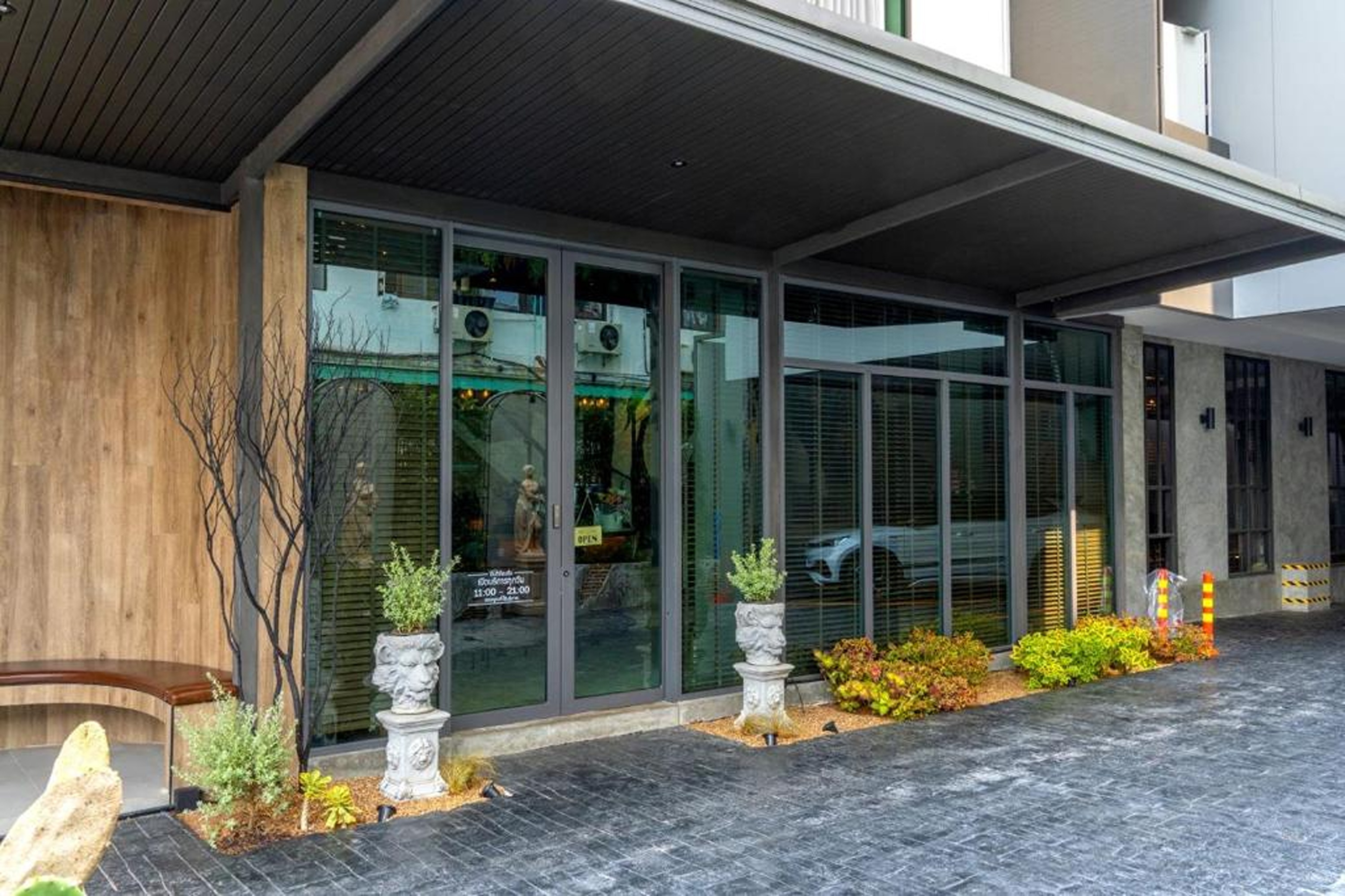J Place Hotel by ZUZU 4/50