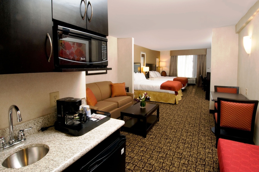 Holiday Inn Express Suites Alexandria Fort Belvoir 43/73