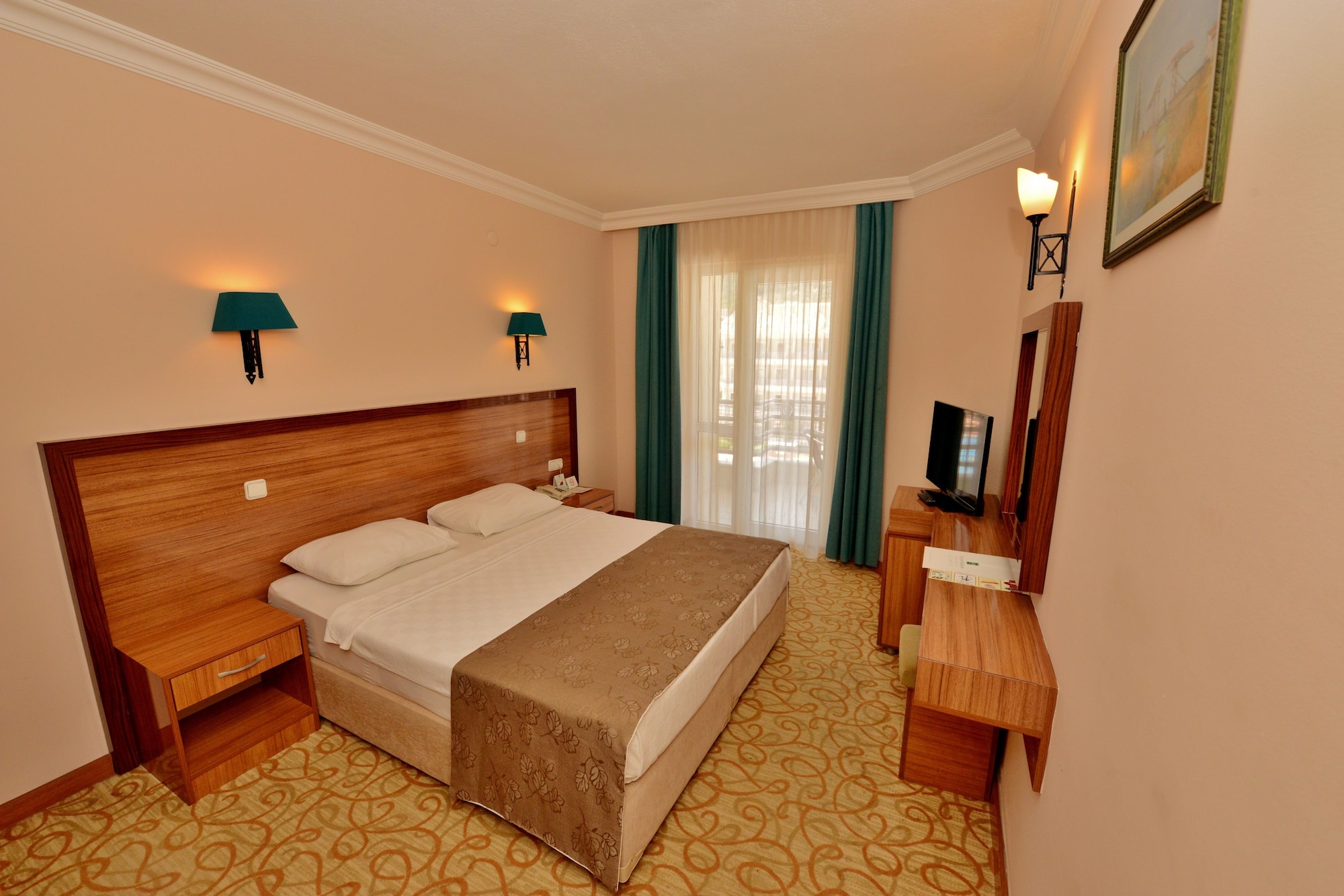 CLUB, MULTIPLE BEDS