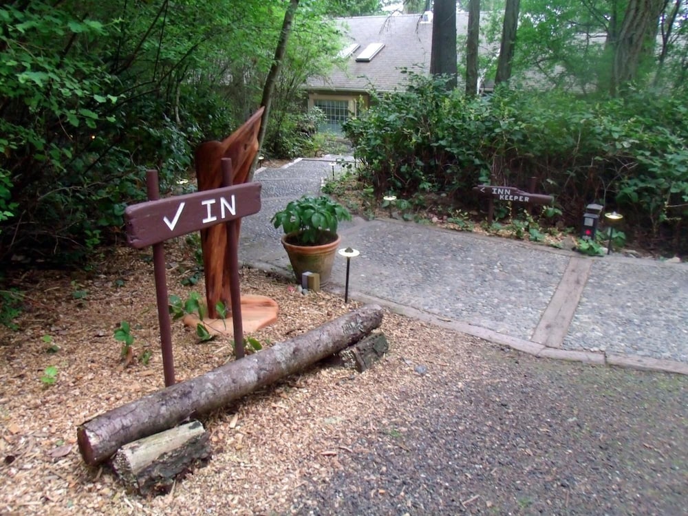 Inn to the Woods Bed and Breakfast 30/33