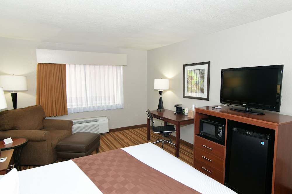 Rock Island Inn & Suites Marshalltown 24/55