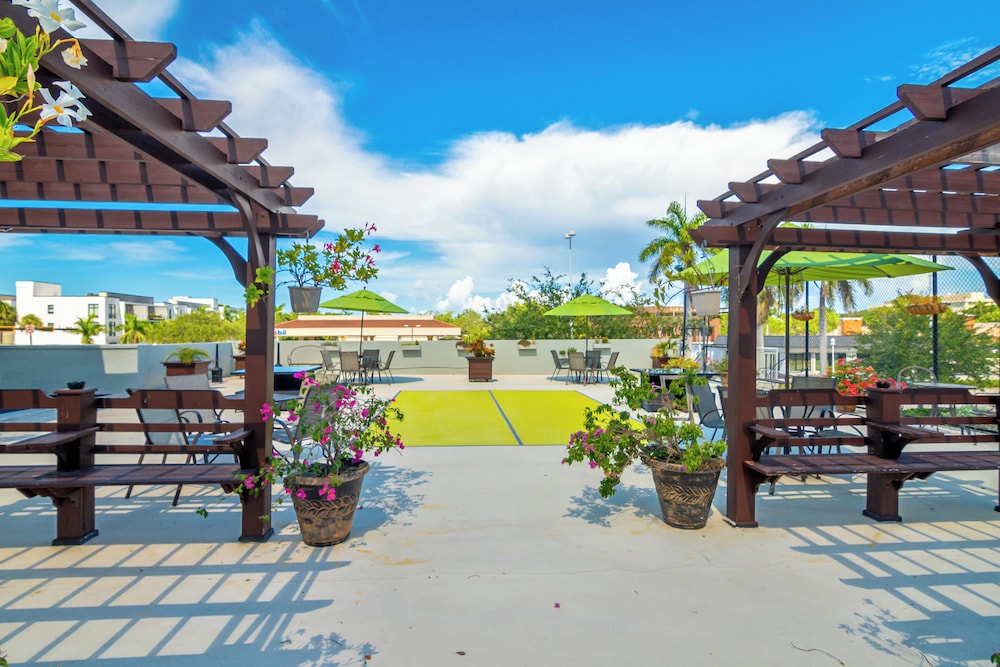 Naples Park Central Hotel 47/50