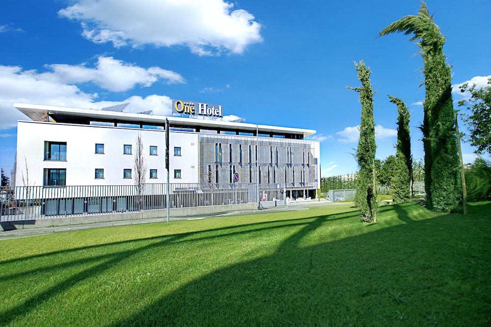 One Hotel & Restaurant 45/50