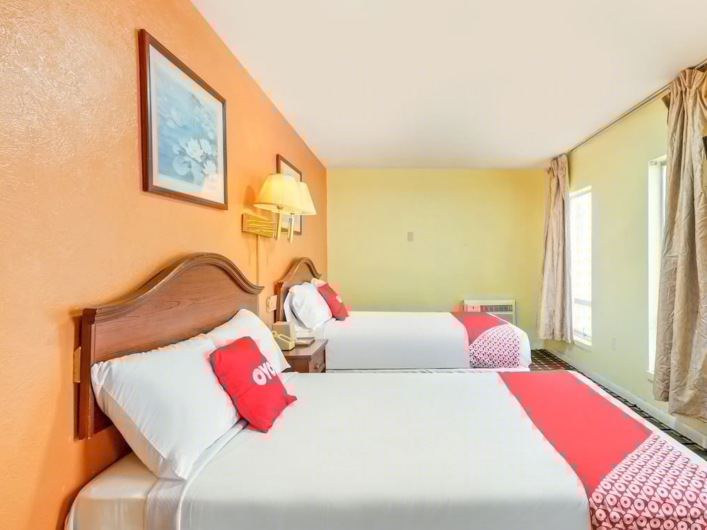 OYO Hotel Downtown Peoria I-74 35/58