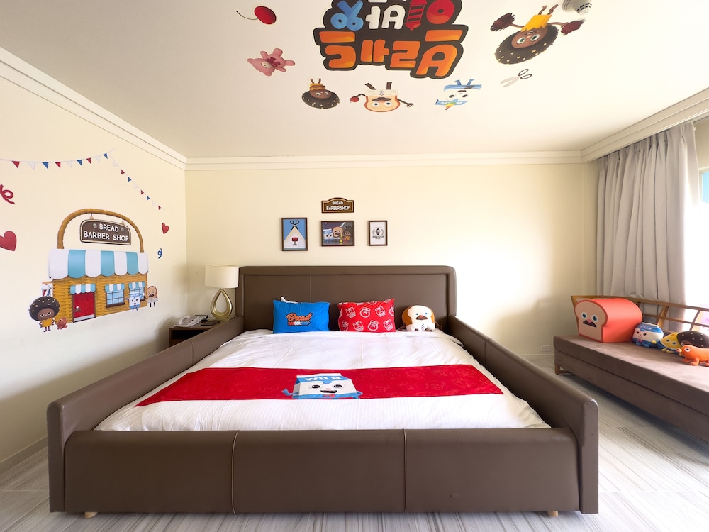 Bread Barbershop, Pool Side, Club Lounge Access، Lotte Hotel Guam 2/8