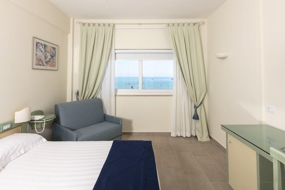 SUMMIT HOTEL 31/70