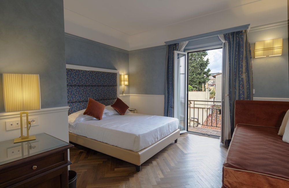 غرفة ثلاثية بسرير مزدوج بشرفة مع أريكة، Rivoli Boutique Hotel 2/10