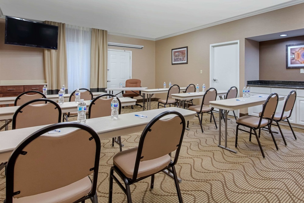 Comfort Inn & Suites Bryant - Benton 26/28
