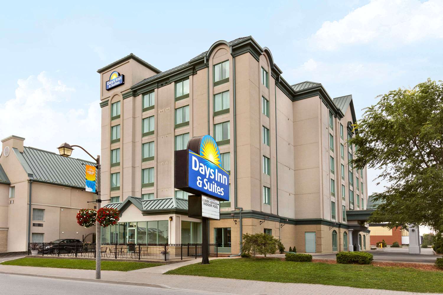Days Inn & Suites by Wyndham Niagara Falls Centre St. By the Falls 8/11