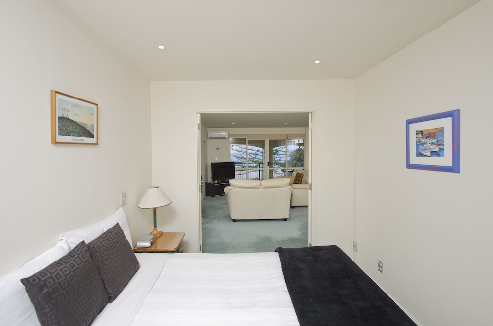 The Pavilions Beachfront Apartments 28/76