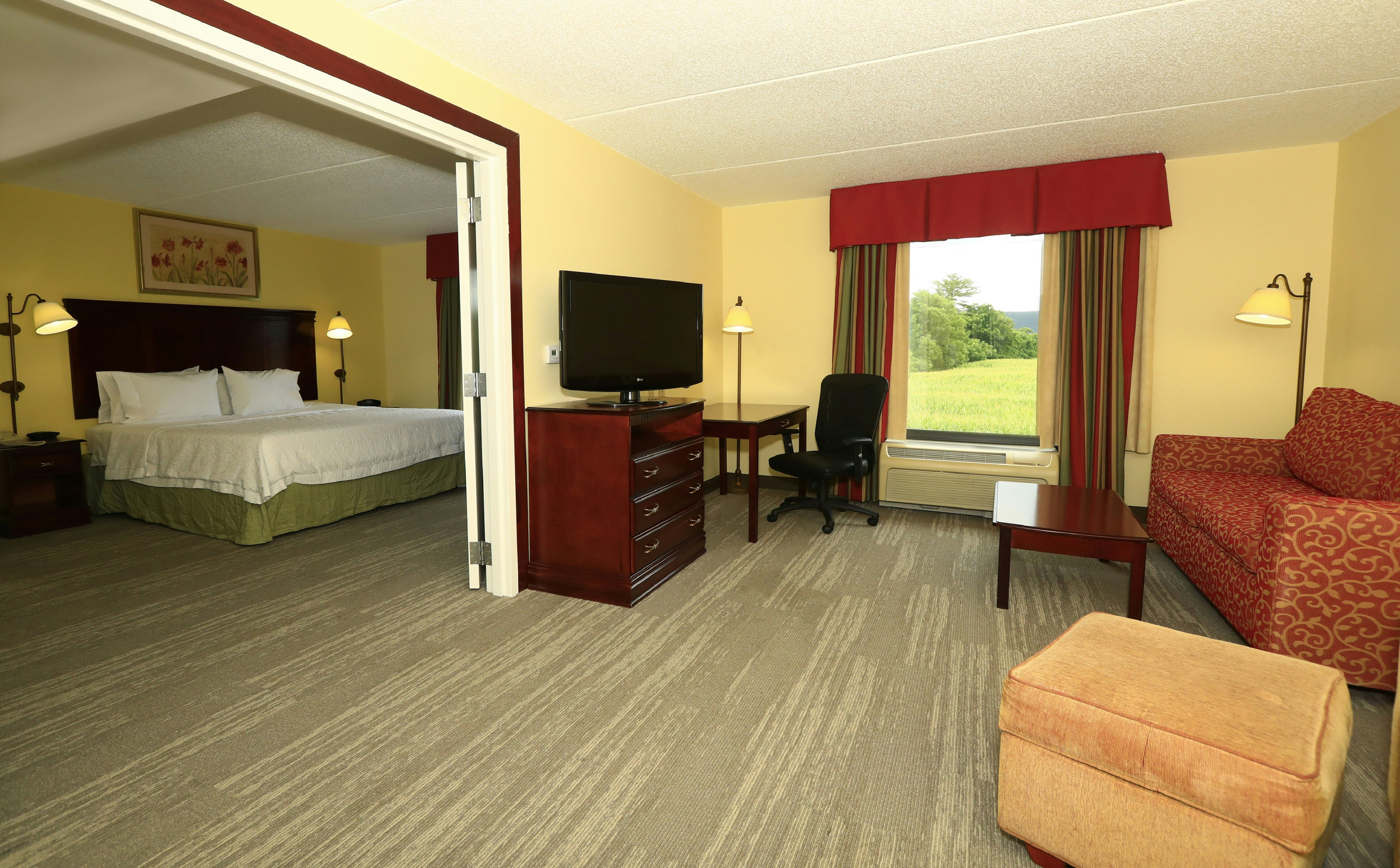 جناح بسرير كينج بحوض جاكوزي، Hampton Inn & Suites Lamar 2/4