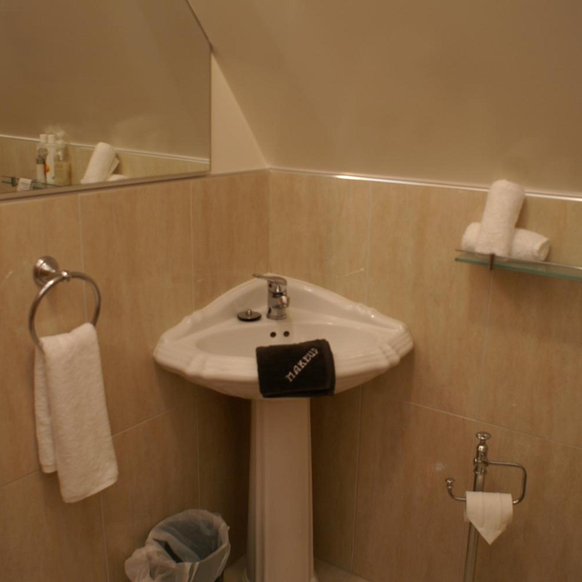 FYFFE COUNTRY LODGE 40/41