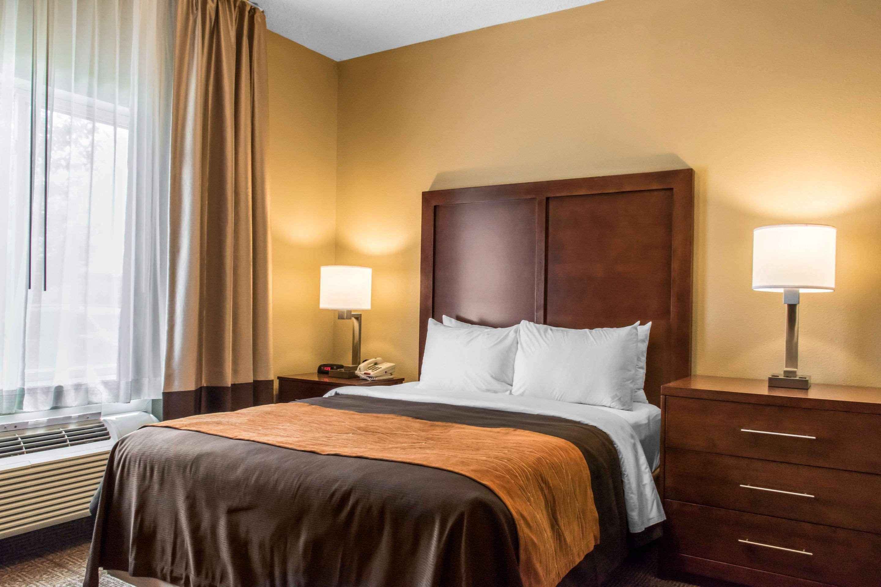 Efficiency, Suite, Queen Bed