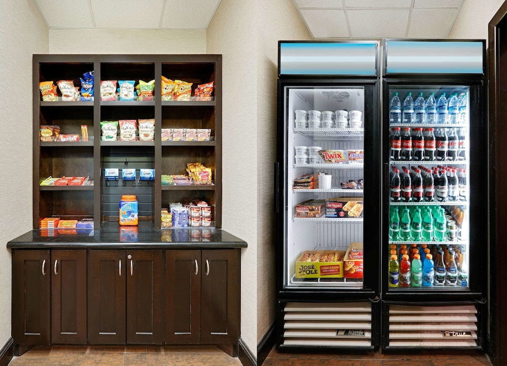 La Quinta Inn & Suites by Wyndham Denton - University Drive 31/41