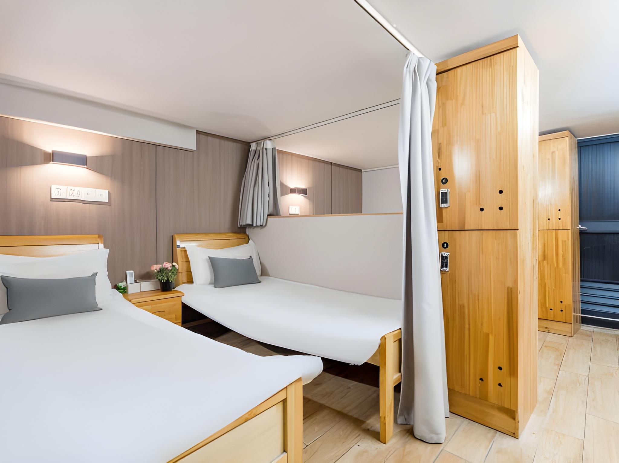 Family, 2 Bunk Beds, No Window