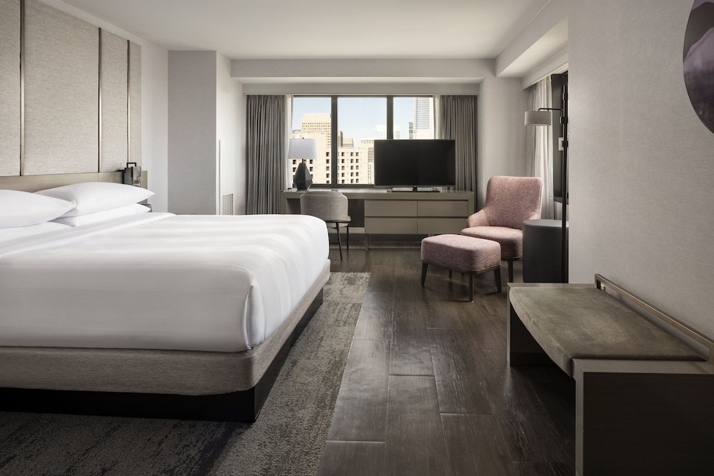 Suite, King Bed, City View, San Francisco Marriott Marquis 2/4