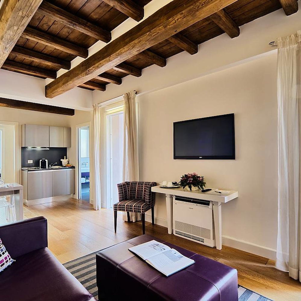 Trevi Palace Luxury Inn 40/54