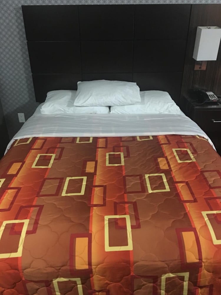 Red Carpet Inn Elmwood Park 42/48
