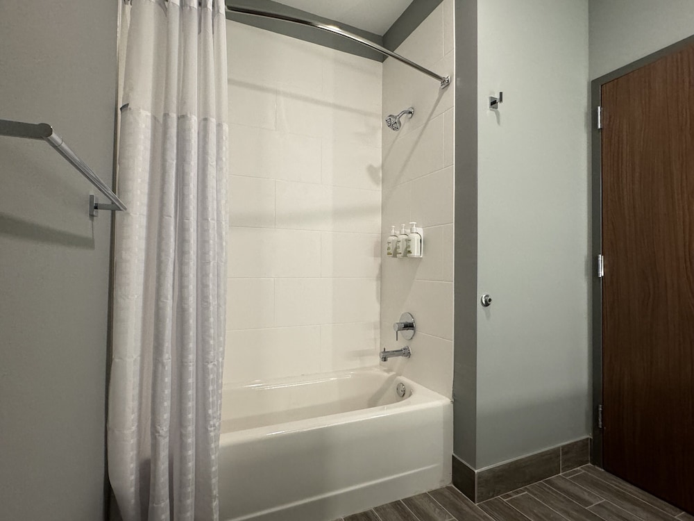 La Quinta Inn & Suites by Wyndham Mount Laurel / Moorestown 56/58