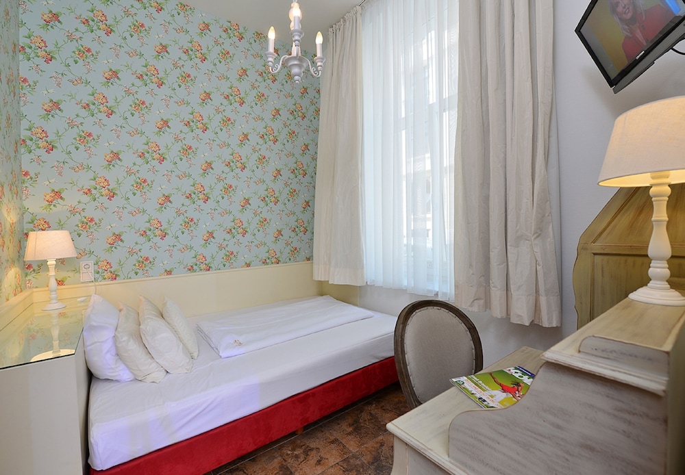 ROOM, SINGLE