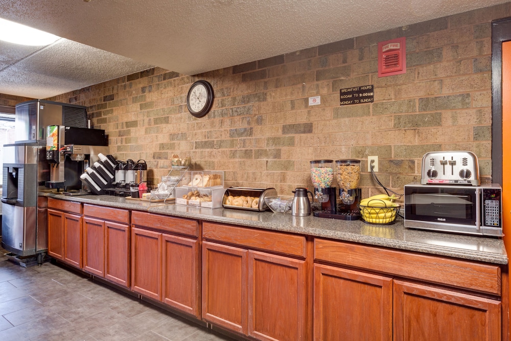 Travelodge Cleveland/Willoughby 26/29