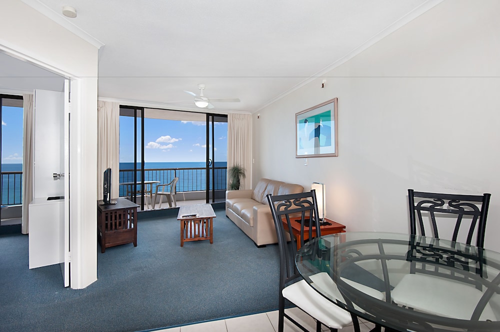 Surfers International Apartments 17/35