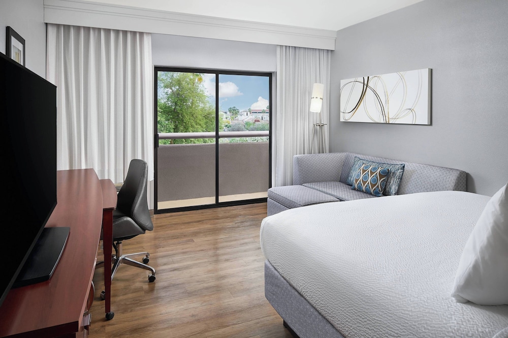 ROOM, KING BED, SIDE POOL VIEW