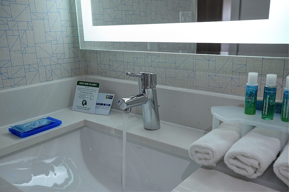 Holiday Inn Express Suites Toronto Airport West 25/55