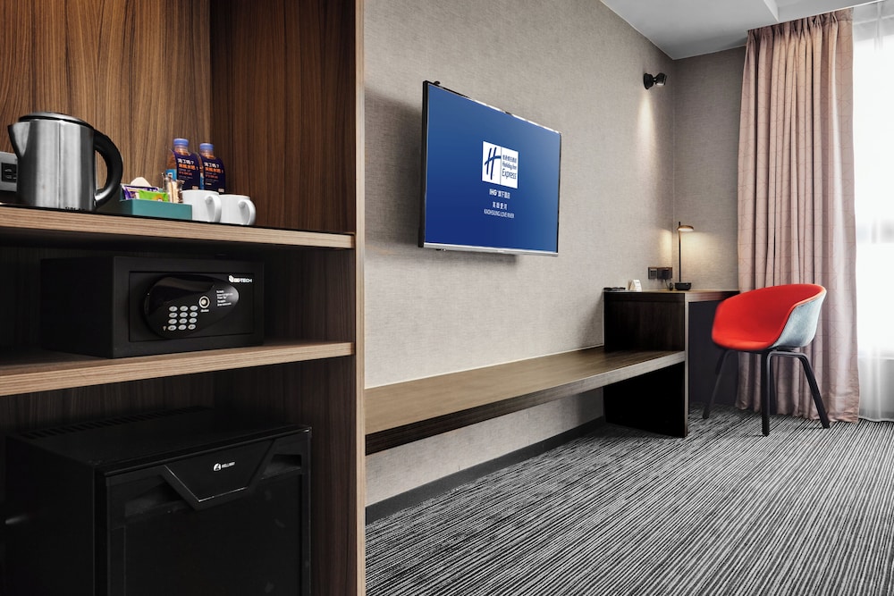 Holiday Inn Express Kaohsiung Love River 39/49