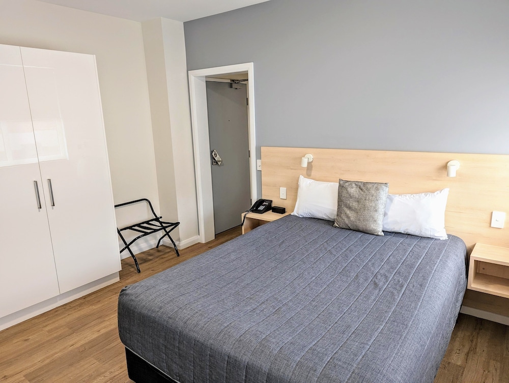 Mayfair Plaza Motel 20/53