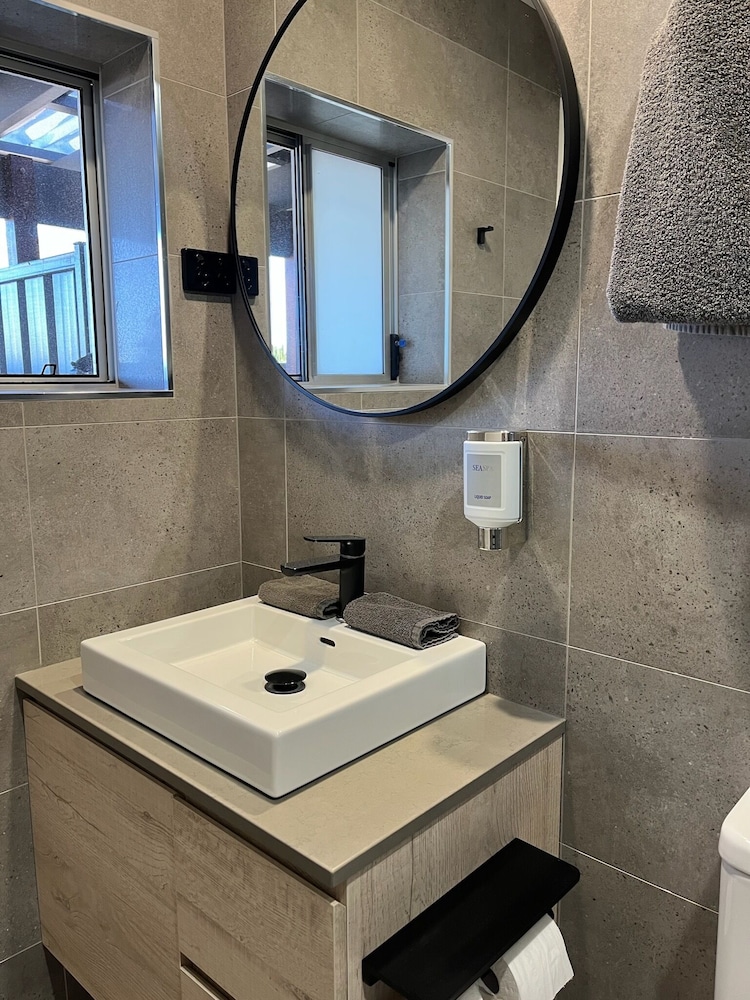 JERVIS BAY MOTEL 69/71