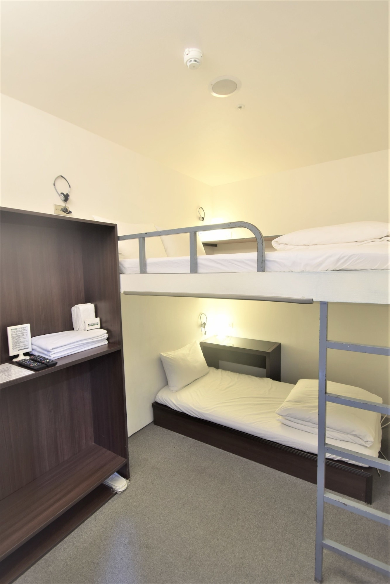 ROOM, TRIPLE, SHARED BATHROOM