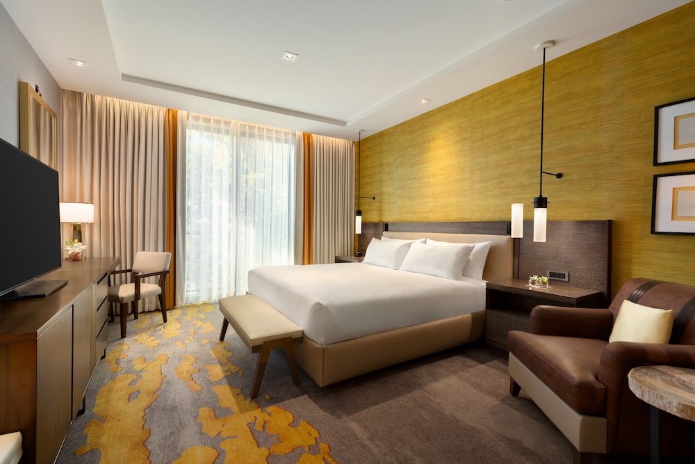 ROOM, KING BED