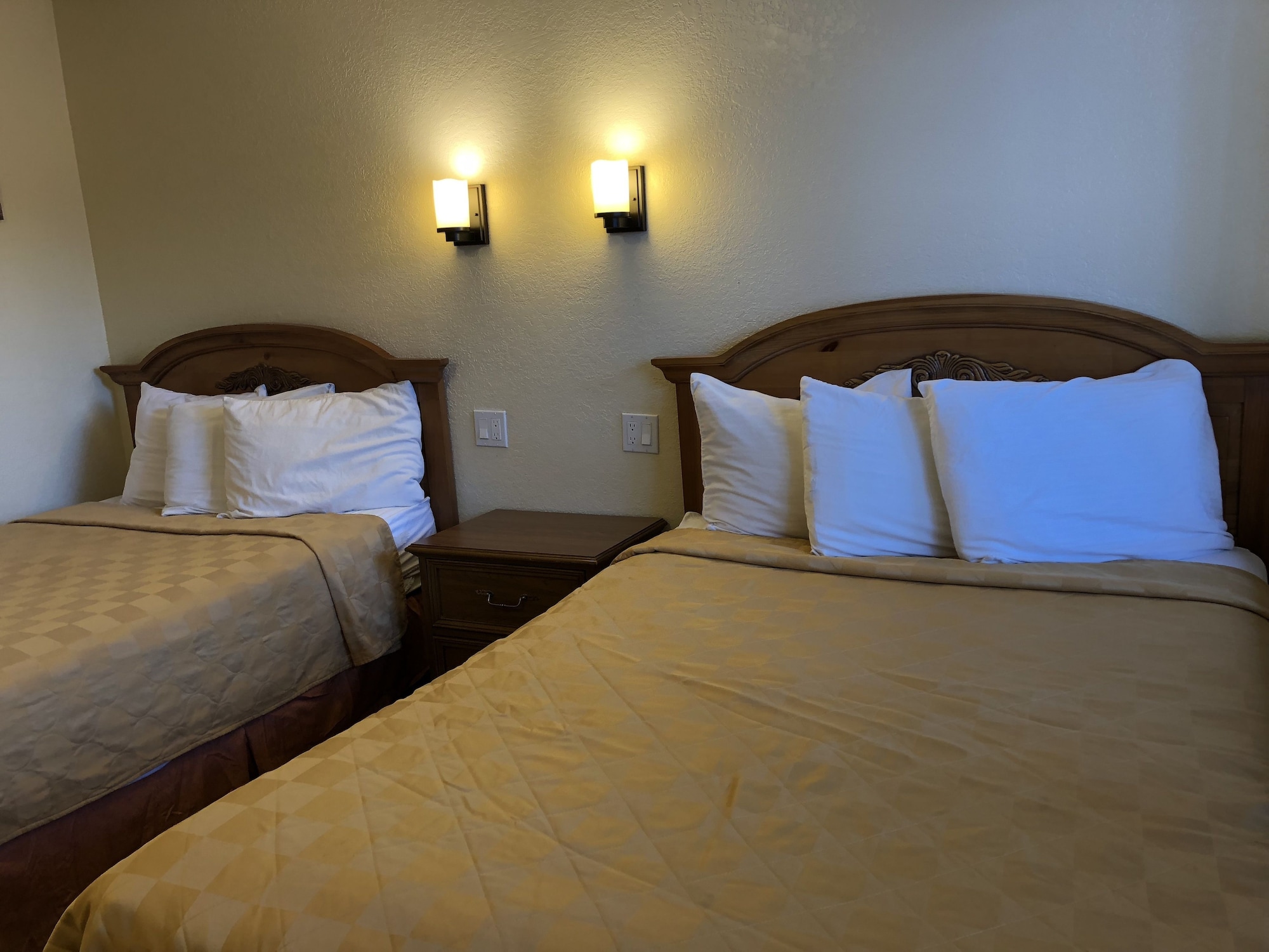 غرفة قياسية رباعية بسريرين مزدوجين، Cedar Inn & Suites 3/9