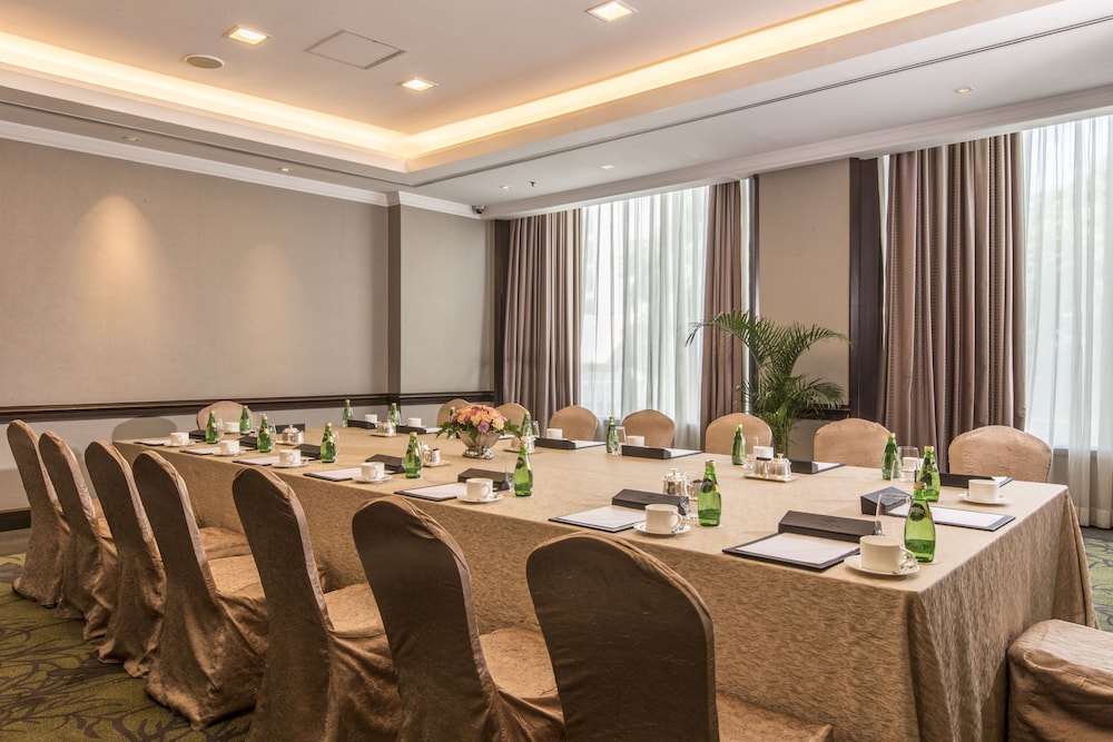 Diamond Hotel Philippines 64/68