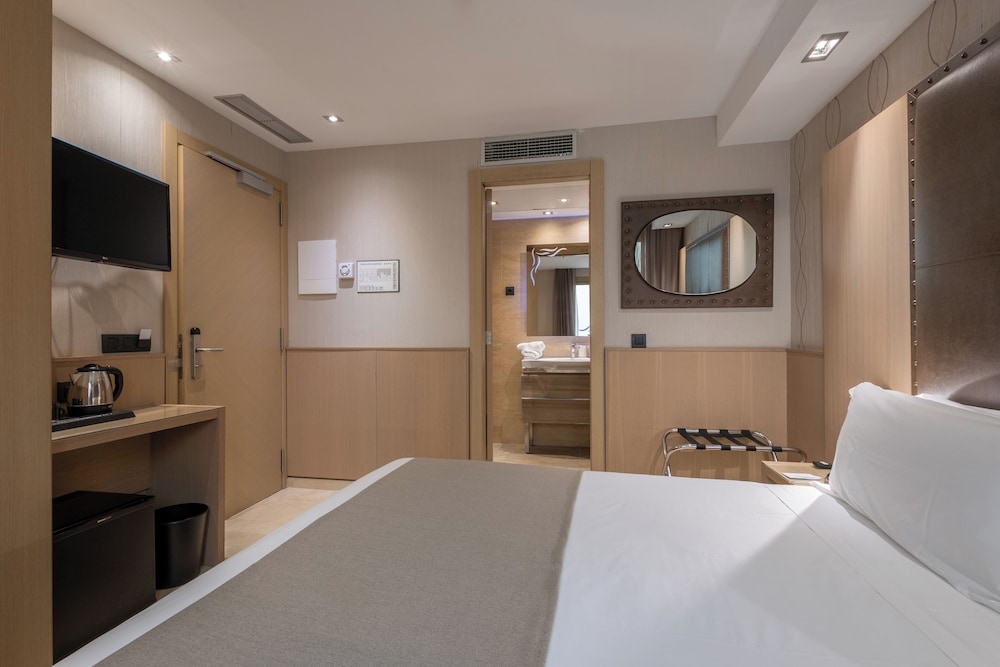 Room, Single, Twin Beds, Gran Hotel Barcino 3/10