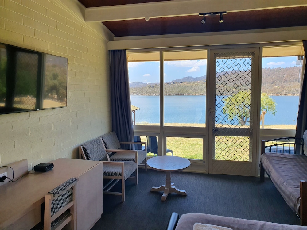 LAKE JINDABYNE HOTEL 31/75