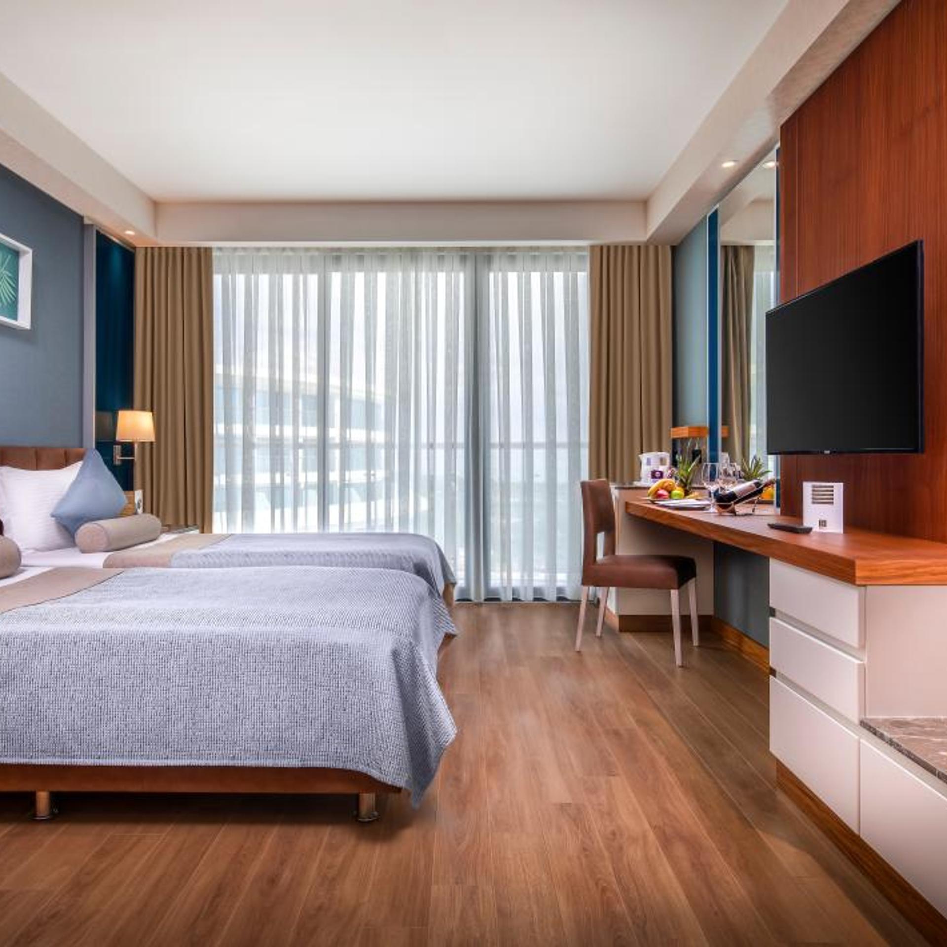 Standard, Double or Twin Bed, Land View