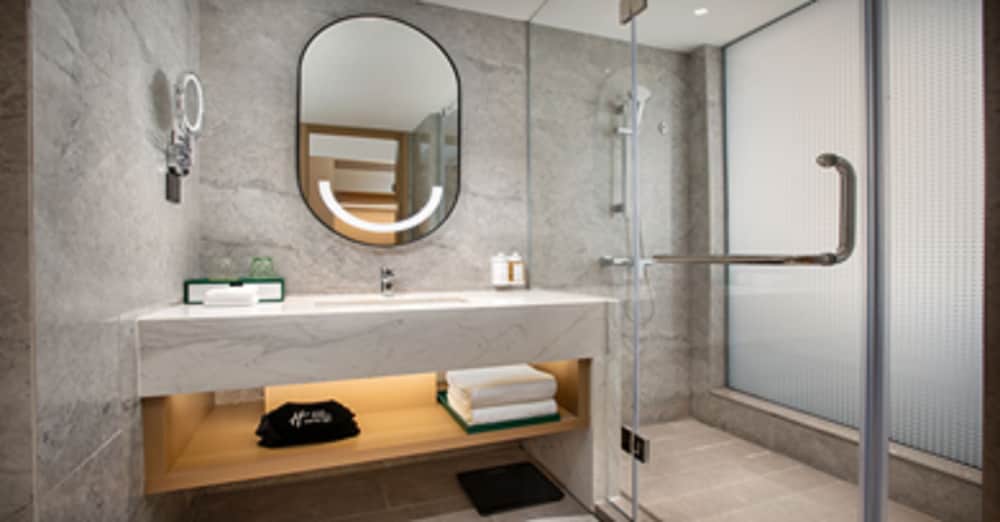 Holiday Inn Shanghai Nanjing Road 24/75