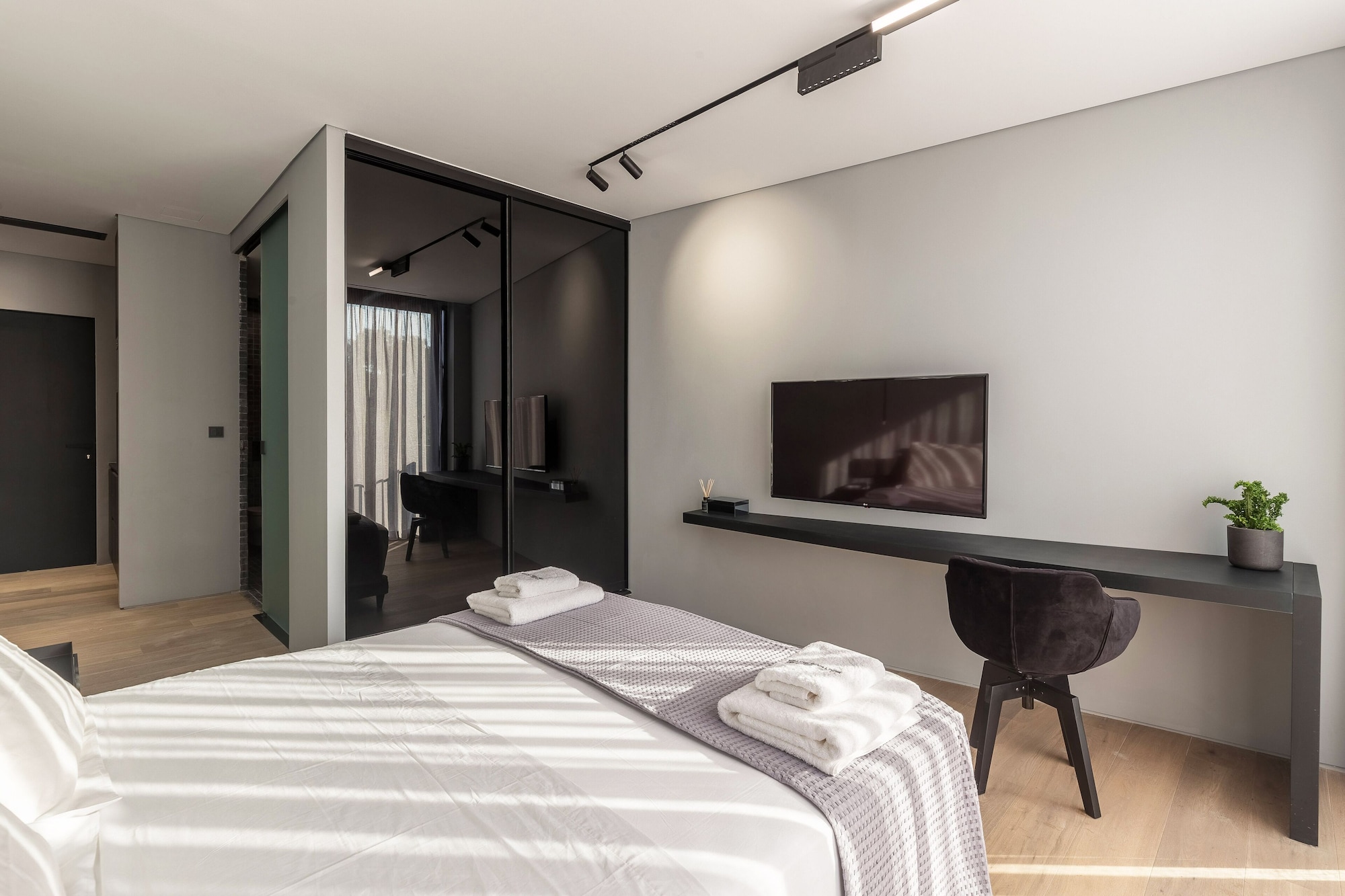DELUXE, STUDIO, SUITE, QUEEN BED, HILL VIEW