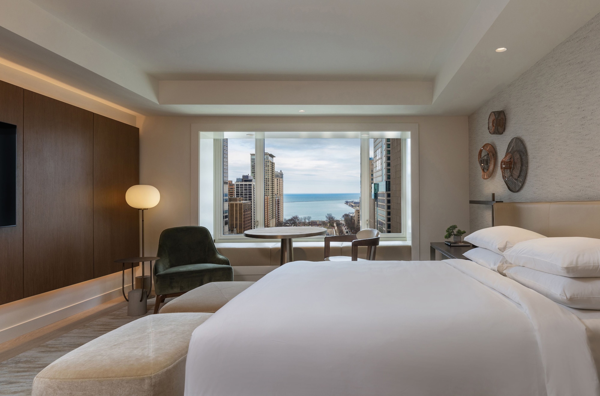 ROOM, KING BED, CITY VIEW